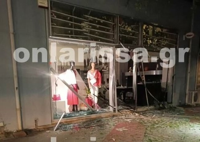 Λάρισα: Ισχυρή έκρηξη σε κατάστημα εμπορικού κέντρου [εικόνες]