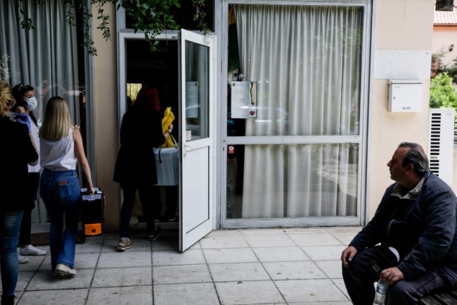 Άρχισαν τα κατ' οίκον τεστ από τα κινητά συνεργεία του ΕΟΔΥ [εικόνες]