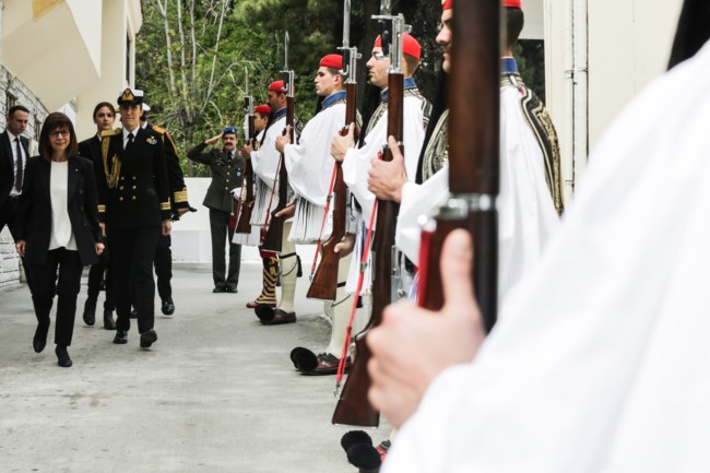 Η συγγνώμη της Καθημερινής - Για άρθρο που πρότεινε να φορέσουν οι Εύζωνοι μίνι και δικτυωτά καλσόν...