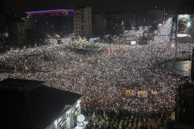 Βελιγράδι: Οι περίεργες αντιδράσεις του πλήθους σε διαδήλωση για τα Τέμπη της Σερβίας- Το ακουστικό όπλο LRAD που προκαλεί πανικό