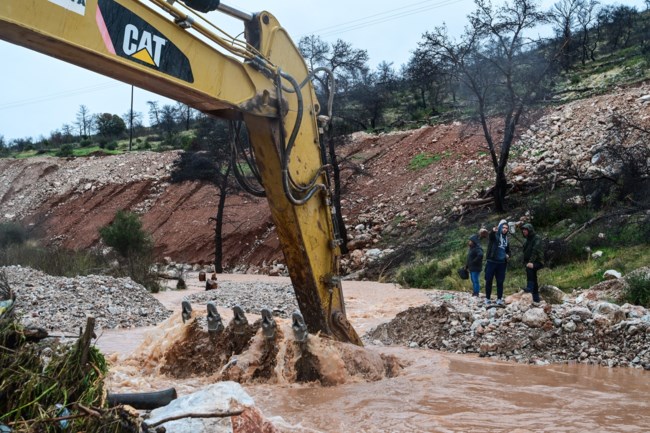 Εικόνες από την πλημμύρα στη Μάνδρα από την κακοκαιρία Byron
