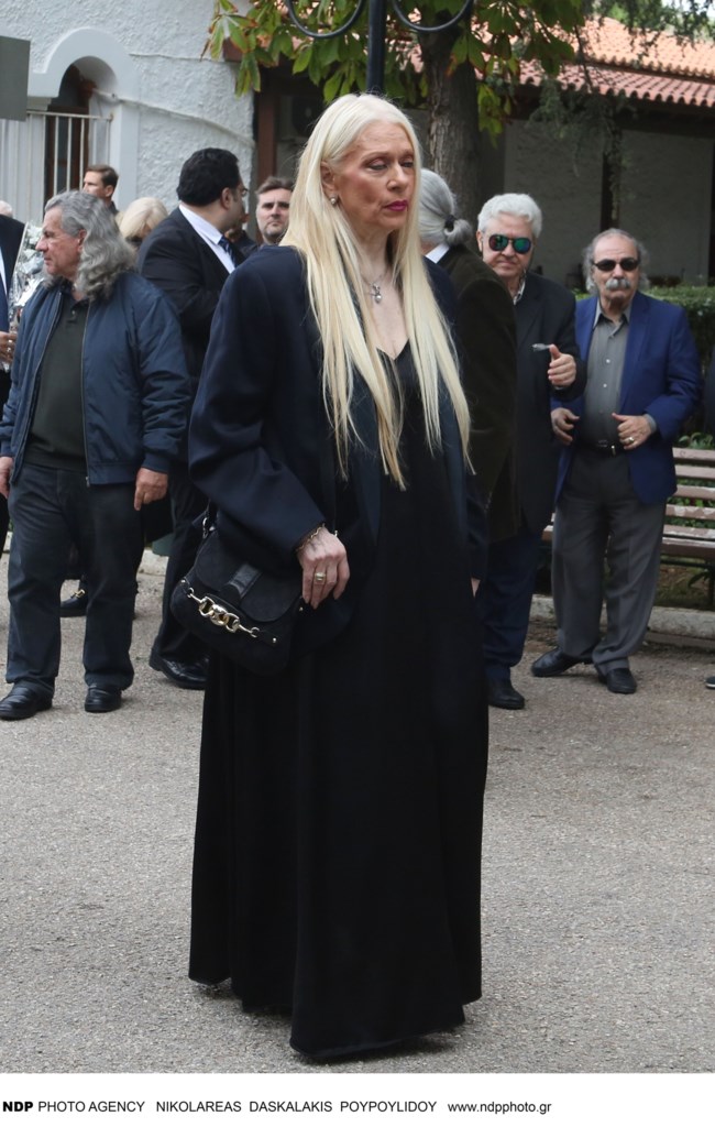 Κηδεία Γιώργου Νιάρχου: Συντετριμμένες η σύζυγος και η κόρη του σπουδαίου μαέστρου για το τελευταίο αντίο