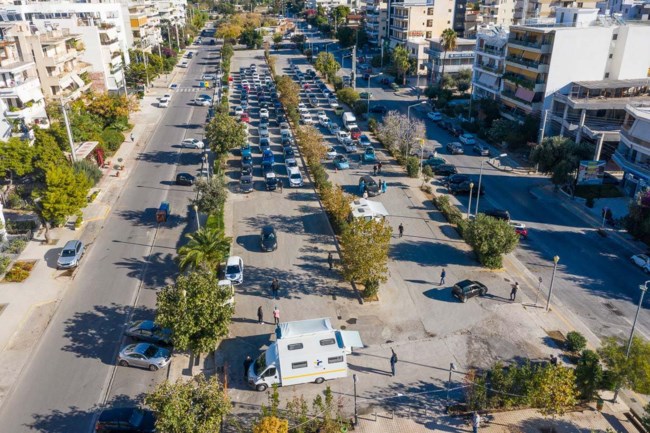 Κορονοϊός: Ουρές χιλιομέτρων στη Γλυφάδα για τα δωρεάν rapid tests του ΕΟΔΥ [Εικόνες-Βίντεο]