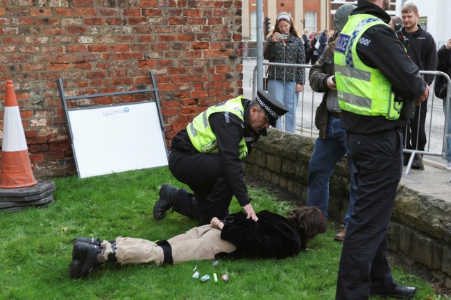 Πέταξαν αυγά στον βασιλιά Κάρολο