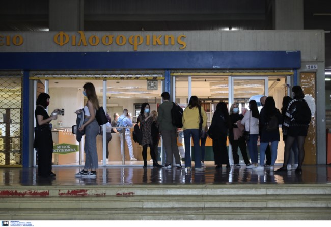 Άνοιξαν τα Πανεπιστήμια - Πρωτόγνωρες εικόνες: Με μάσκες και μέτρα επέστρεψαν οι φοιτητές στα αμφιθέατρα