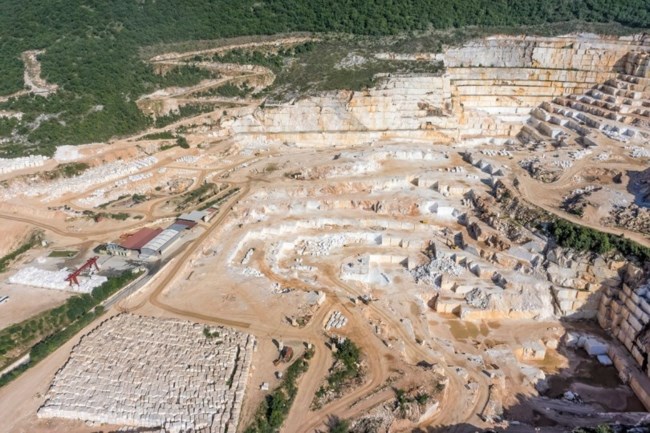 Στα μαχαίρια η οικογένεια Παυλίδη: Κατηγορούν τον αδελφό τους ότι τους εξαπάτησε και τους άρπαξε την εταιρεία "Μάρμαρα Παυλίδη"