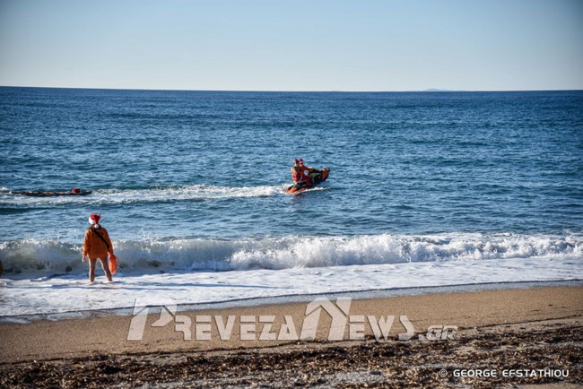 Πρέβεζα: Εντυπωσιακή άφιξη με jet ski έκανε ο Άγιος Βασίλης [Εικόνες]