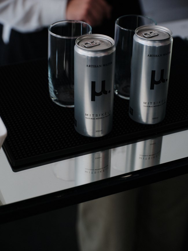 μ. Artisan Water: Η συσκευασία του μέλλοντος πρωταγωνιστεί σε ένα μ.οναδικό brunch