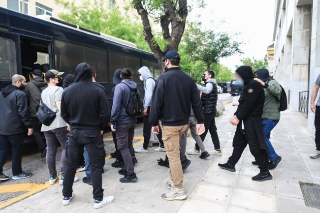 Χούλιγκαν ΑΕ: Το "άγνωστο" στικάκι USB με βίντεο φωτιά, οι τρεις προστατευόμενοι μάρτυρες και ο εμφύλιος στη Θύρα 7