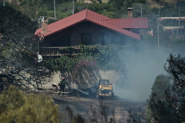 Σε ύφεση η πυρκαγιά στο Κορωπί: Ζημιές σε σπίτια - Εκκενώθηκαν περιοχές -  Παραμένουν ισχυρές δυνάμεις στην περιοχή