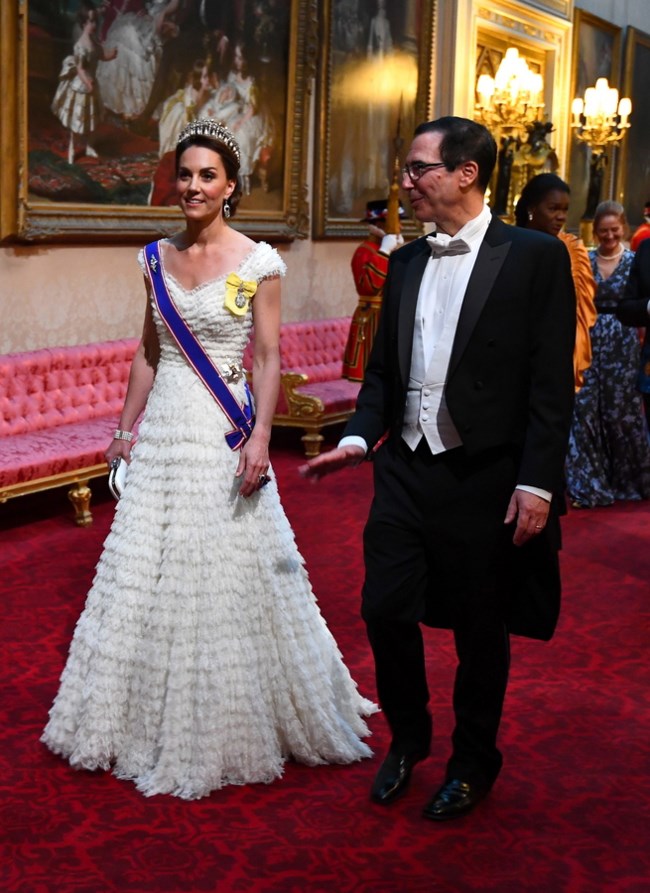 Fit for a Queen: Γιατί η Κέιτ είναι πιο ικανή για τον ρόλο της βασίλισσας από την Νταϊάνα - Τα κοινά στοιχεία με την Ελισάβετ