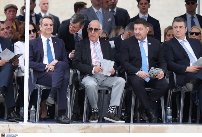 Η άλλα αντ άλλων εμφάνιση του Νικήτα Κακλαμάνη στην παρέλαση της 25ης Μαρτίου και το αιχμηρό σχόλιο της Καθημερινής