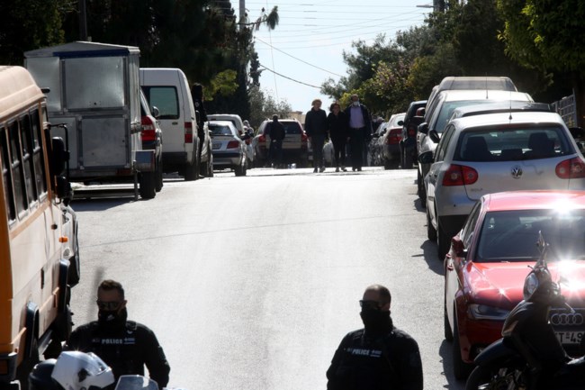 Γιώργος Καραϊβάζ: Συντετριμμένη η σύζυγός του στο σημείο της δολοφονίας του [Εικόνες]