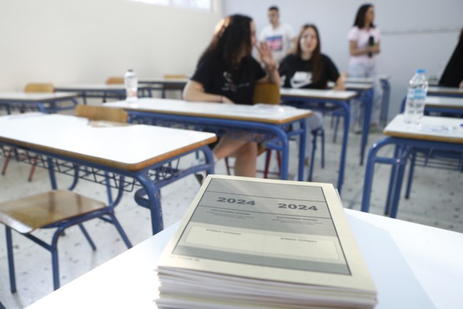 Πανελλήνιες 2024: Ερχεται μεγάλη "βουτιά" στις βάσεις εισαγωγής - "Κλάµατα στις βαθµολογίες, γέλια στα αποτελέσµατα"