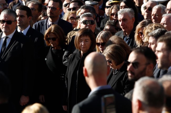 Στον χώρο της ταφής η σορός του Κώστα Σημίτη - Θα ταφεί δίπλα στον Ανδρέα Παπανδρέου