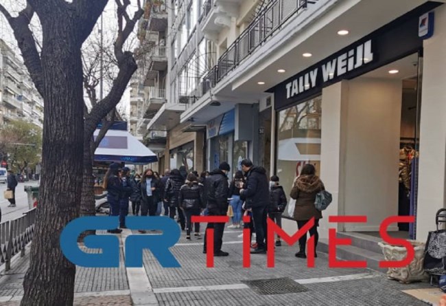 Θεσσαλονίκη: Ουρές στα καταστήματα - Ξεχύθηκαν για ψώνια οι καταναλωτές [Εικόνες]