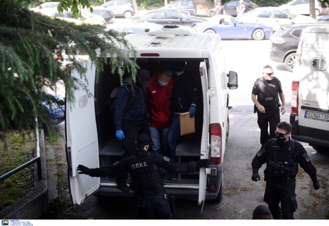Στον Εισαγγελέα με μάσκες οι δύο συλληφθέντες για τη βόμβα στο σπίτι του Δημήτρη Σταμάτη [εικόνες]