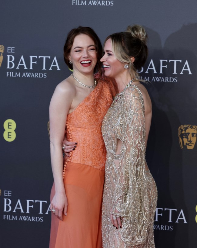 BAFTA: Στην Έμμα Στόουν το βραβείο της καλύτερης ηθοποιού - Η άφιξη μαζί με τον Λάνθιμο [εικόνες]