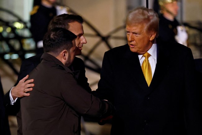 Θερμή χειραψία και χαμόγελα μετά την πρώτη συνάντηση Τραμπ - Ζελένσκι: "Όλοι θέλουμε να τελειώσει ο πόλεμος με δίκαιο τρόπο"