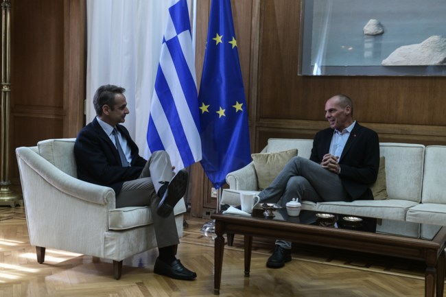 Σε εξέλιξη η συνάντηση Μητσοτάκη - Βαρουφάκη