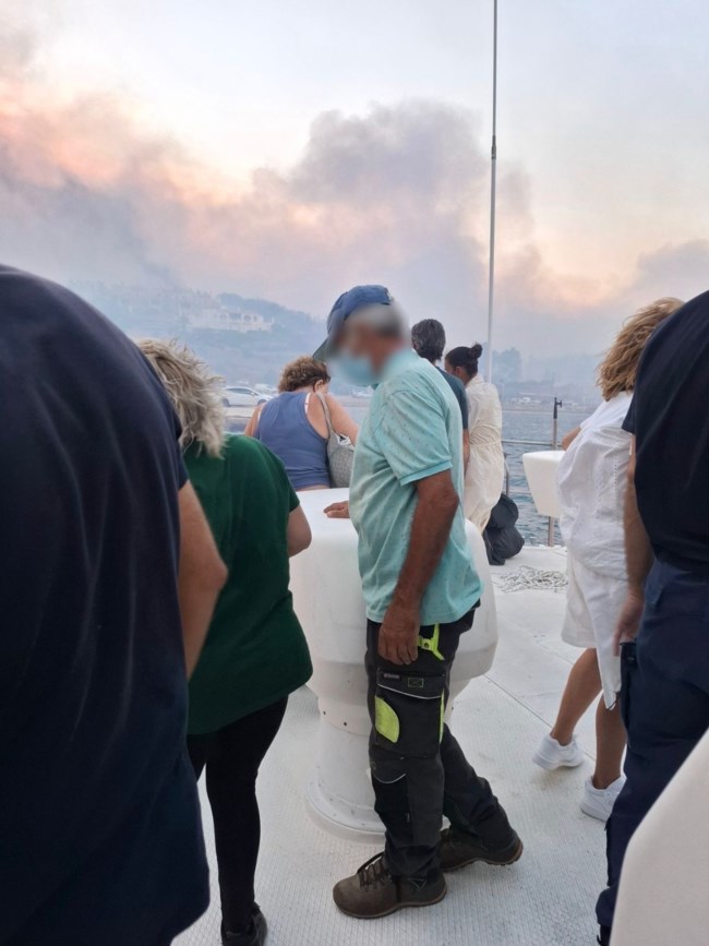 Χίος: Εικόνες από την απομάκρυνση πολιτών με πλωτά μέσα