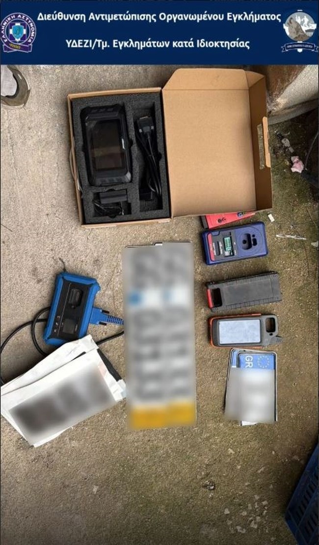 Αττική: Eξαρθρώθηκε σπείρα που διέπραττε κλοπές και πλαστογραφίες οχημάτων - Πάνω από 1,5 εκατ. ευρώ τα κέρδη της