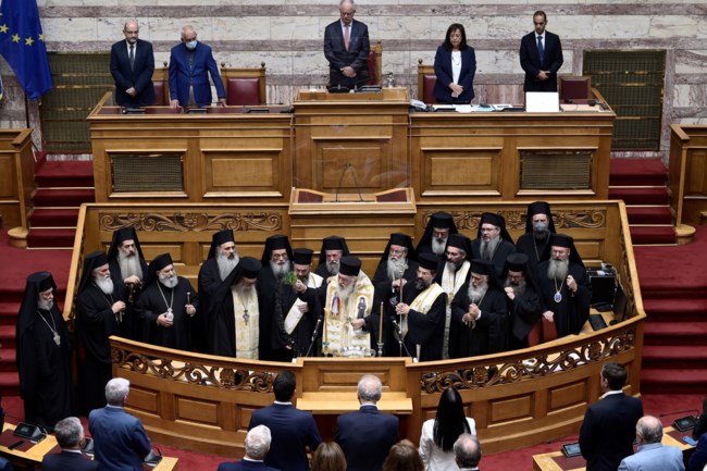 Κομψές στη Βουλή: Η βουλευτής της ΝΔ με το θεϊκό blazer dress, τα λευκά σακάκια και... το κράνος