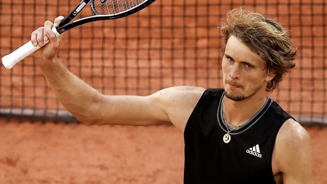 Roland Garros: Τεράστιος Τσιτσιπάς, έκανε περίπατο με τον Μεντβέντεφ και πέρασε στα ημιτελικά [Βίντεο]