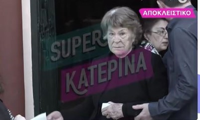 Καίτη Κωνσταντίνου: Σε άσχημη κατάσταση η μητέρα της στο μνημόσυνο για τις 40 ημέρες από τον θάνατό της - "Μου λείπει"