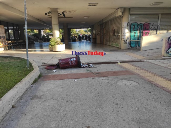 Θεσσαλονίκη: Επεισόδια στην Πρυτανεία του ΑΠΘ με πέτρες και κρότου λάμψης [εικόνες-βίντεο]