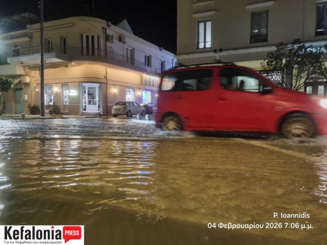 Προβλήματα από την κακοκαιρία στα Ιόνια: Ανεμοστρόβιλος ξερίζωσε δέντρα, πλημμύρισαν δρόμοι [εικόνες]
