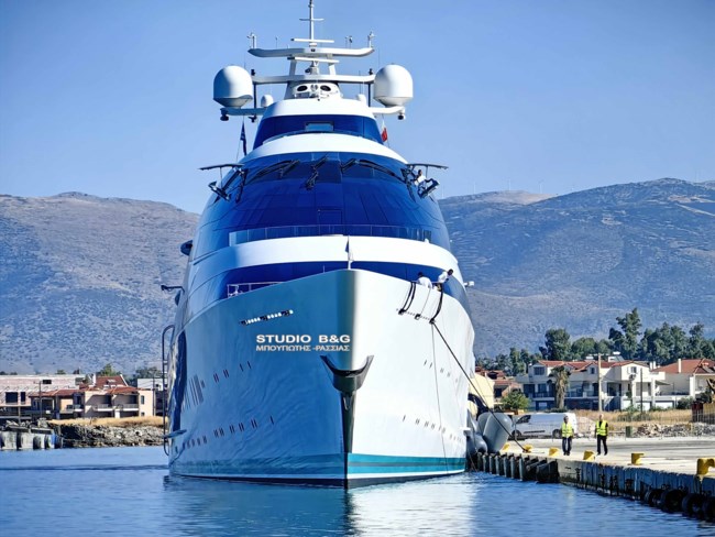 Στο Ναύπλιο το super yacht "Yas" της βασιλικής οικογένειας των Ηνωμένων Αραβικών Εμιράτων [βίντεο]