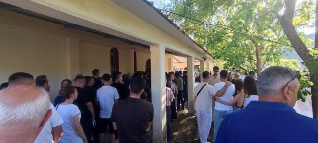 Αγρίνιο: Θρήνος στην κηδεία του 21χρονου Θανάση - Με κουφέτα και λευκά λουλούδια το τελευταίο αντίο