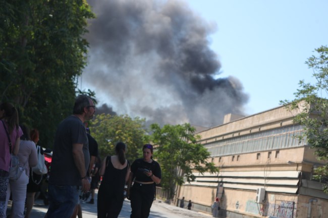 Φωτιά στο Αιγάλεω: Συνεχίζει να καίει για πάνω από 18 ώρες στο εργοστάσιο