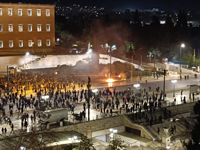 Τέμπη: Νέα επεισόδια σε Σύνταγμα και Θεσσαλονίκη- Μολότοφ και χημικά [εικόνες, βίντεο]