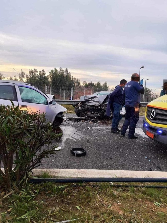 Τραγωδία στα Σπάτα από τροχαίο με 2 νεκρούς - ΙΧ πέρασε στο αντίθετο ρεύμα και συγκρούστηκε μετωπικά με άλλο αυτοκίνητο