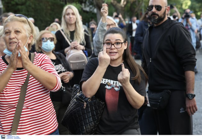 Χρυσή Αυγή: Nέο προκλητικό σόου Ουρανίας με τη γνωστή χειρονομία - Τι φώναξε στον πατέρα της πριν μπει στην κλούβα [Βίντεο]