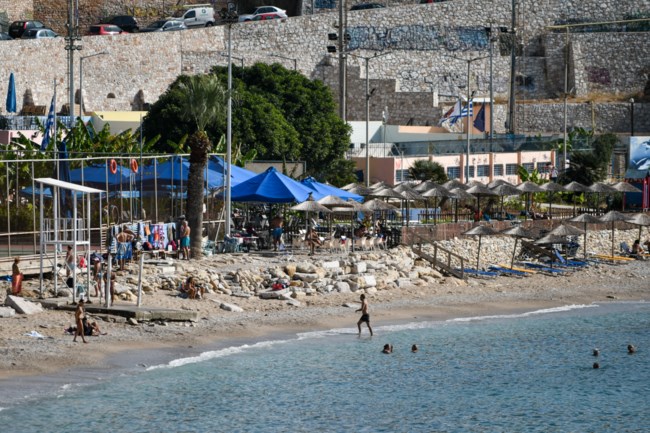 Σαββατοκύριακο με καύσωνα: Η καλοκαιρία γέμισε τις παραλίες