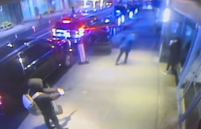Ο εμμονικός δολοφόνος που σόκαρε το Μανχάταν: Τα μηνύματα που χάραξε πάνω στις σφαίρες που έριξε στον πανίσχυρο CEO