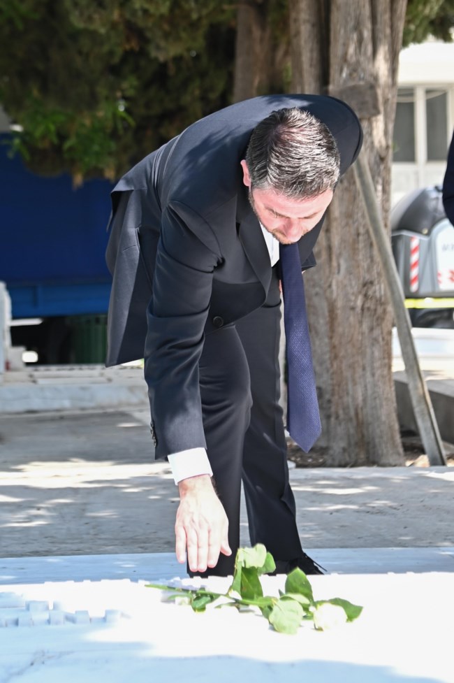 Στο Α' Νεκροταφείο ο Νίκος Ανδρουλάκης: Το λευκό τριαντάφυλλο στον τάφο της Φώφης Γεννηματά