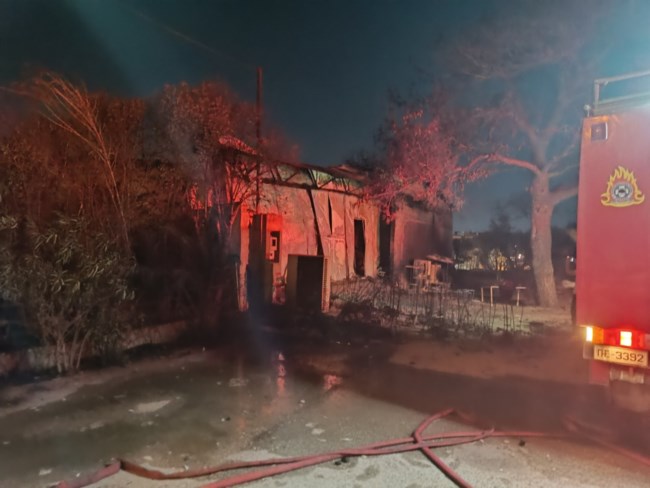 Θρήνος για την 65χρονη που κάηκε μέσα σε βιοτεχνία στο Πάτημα Χαλανδρίου - "Δεν ξέρω γιατί δεν έφυγε"