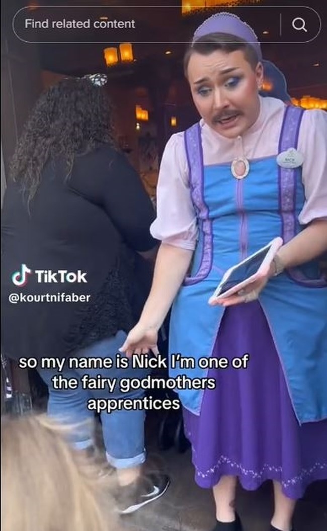 Διχάζει η Disneyland: Άνδρας υπάλληλος ντύθηκε νεραϊδούλα και υποδεχόταν τα παιδιά - "Το πάτε για χρεωκοπία"