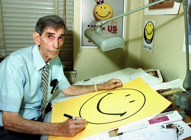 Οταν το 1963 ο Χάρβεϊ Μπολ σχεδίασε το emoji χαμόγελο - Η ιστορία πίσω από το διάσημο smiley