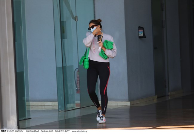 Σταματίνα Τσιμτσιλή: Η βόλτα με αθλητικό look και τσάντα ίδια με τη Βικτόρια Μπέκαμ