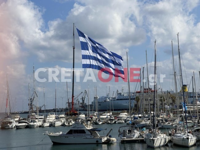 28η Οκτωβρίου: Στον ουρανό του Ηρακλείου σηκώθηκε ελληνική σημαία 1,5 στρέμμα [εικόνες - βίντεο]