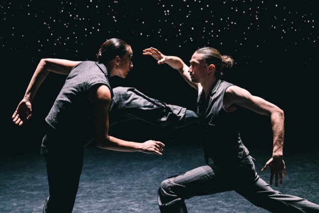 Nederlands Dans Theater: Η κορυφαία ομάδα σύγχρονου χορού επιστρέφει στο Μέγαρο με ένα υπέροχο χορευτικό τρίπτυχο