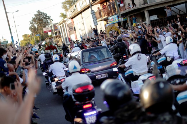 Μαραντόνα: Kηδεία με χιλιάδες κόσμου στους δρόμους για το συγκινητικό τελευταίο αντίο [εικόνες και βίντεο]