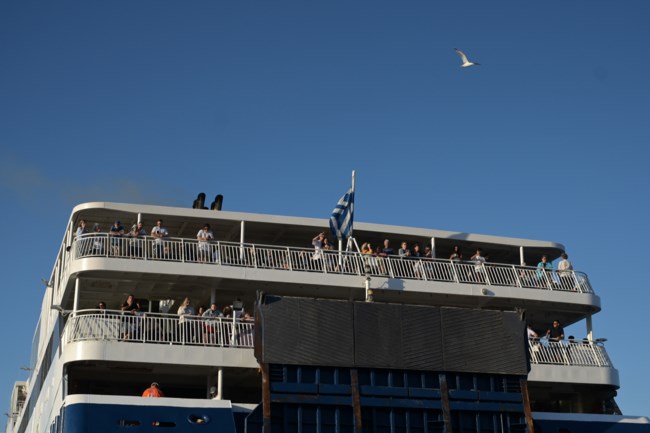 Δραπετεύουν με κάθε μέσο από την Αθήνα οι αδειούχοι του Αυγούστου: Γεμάτα φεύγουν τα πλοία και τα λεωφορεία