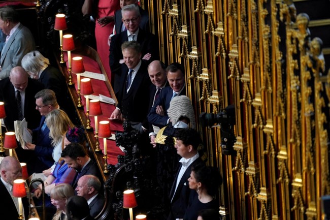 Μέσα στο Αβαείο, οι πρώτοι προσκεκλημμένοι βρίσκουν τις θέσεις τους