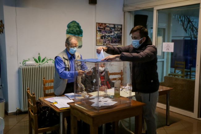 Εκλογές στο ΚΙΝΑΛ: Άνοιξαν οι κάλπες - Τι ώρα αναμένονται τα πρώτα αποτελέσματα
